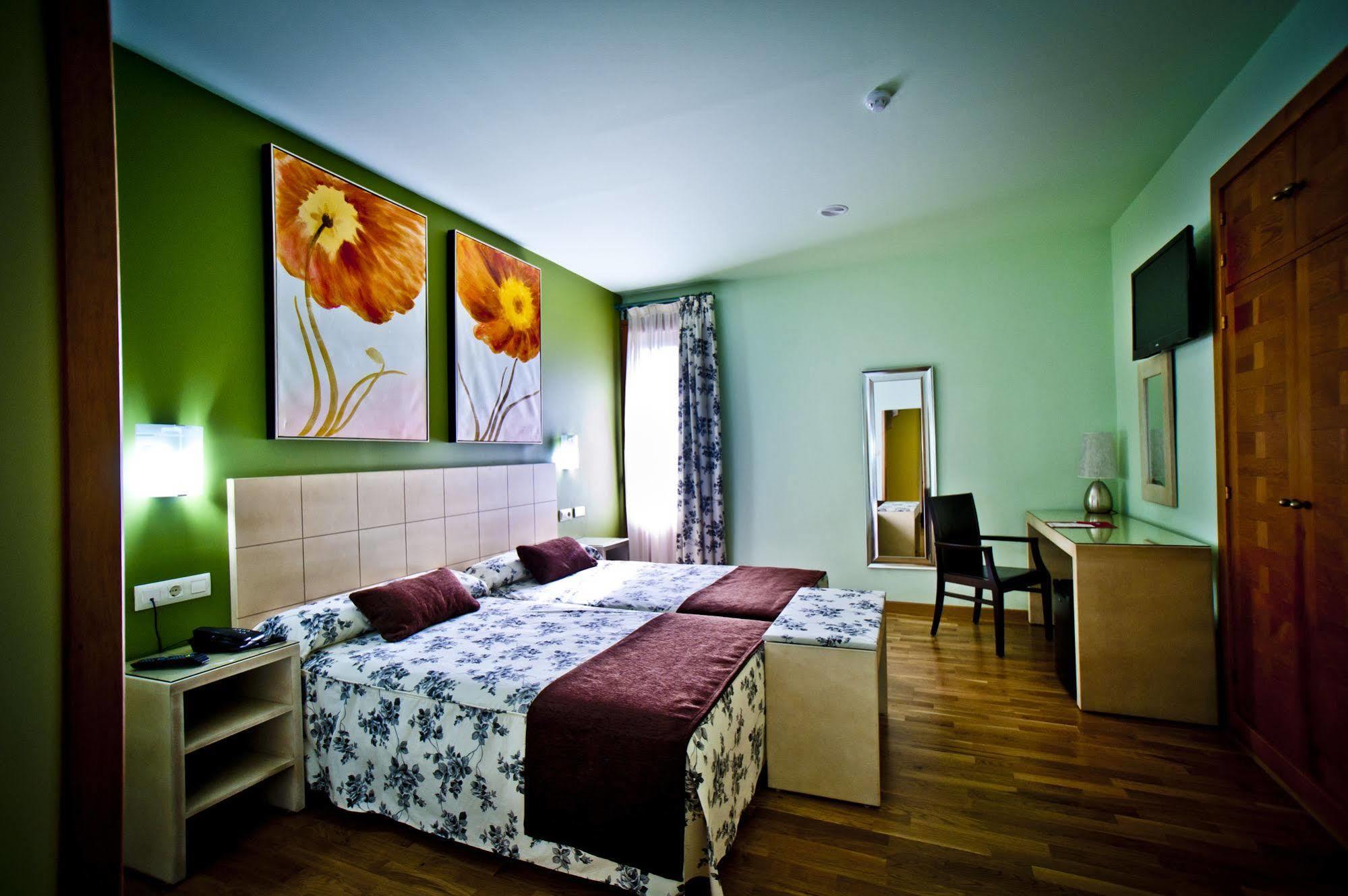 Hotel Condes De Castilla 3*