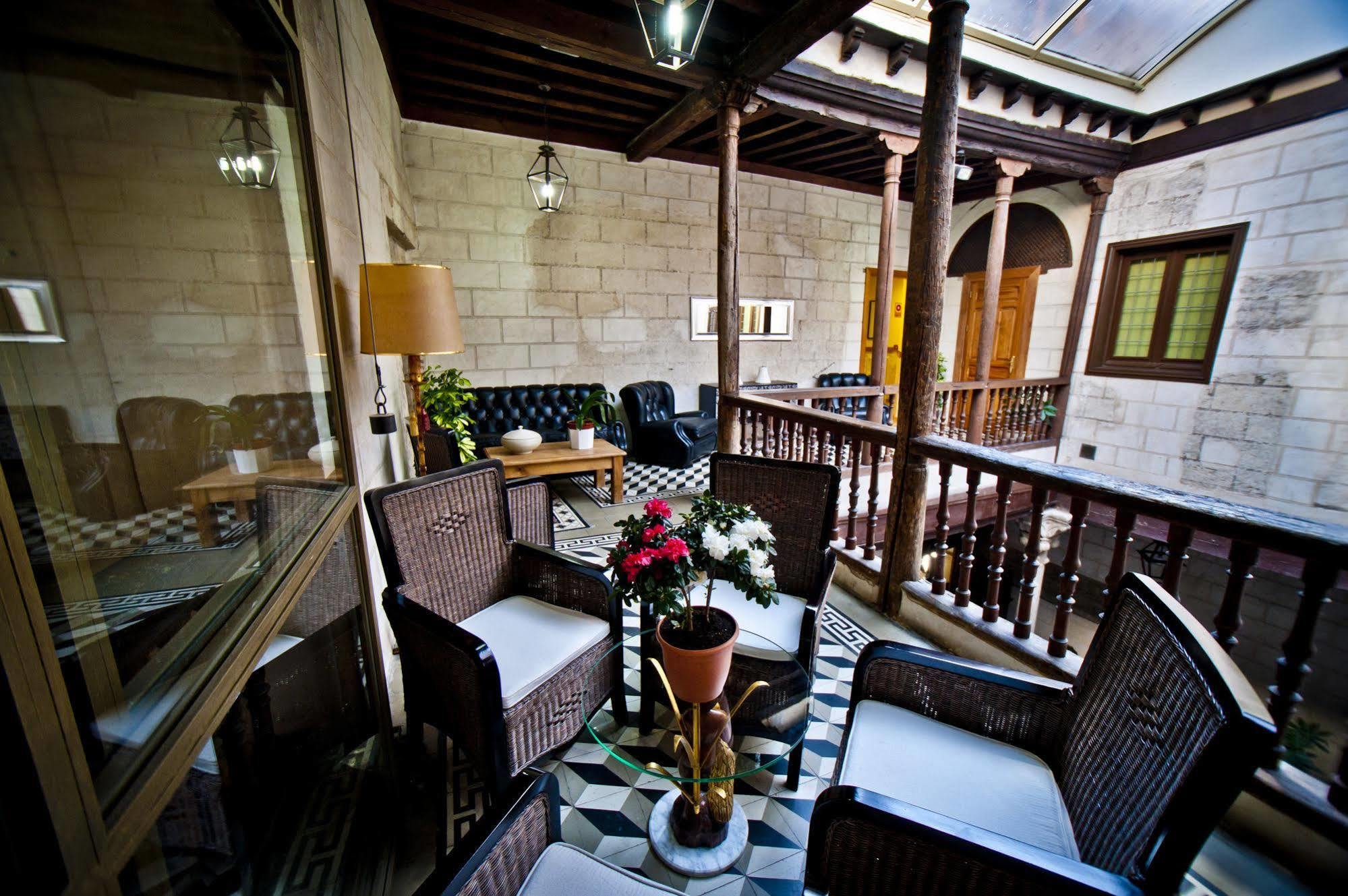 Hotel Condes De Castilla 3*