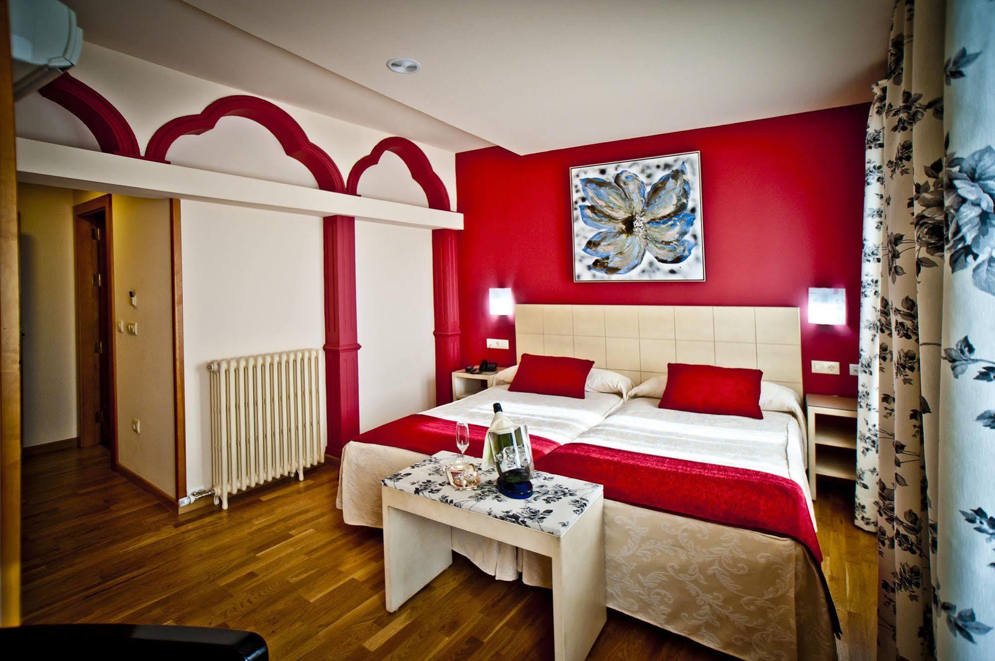 Hotel Condes De Castilla 3*